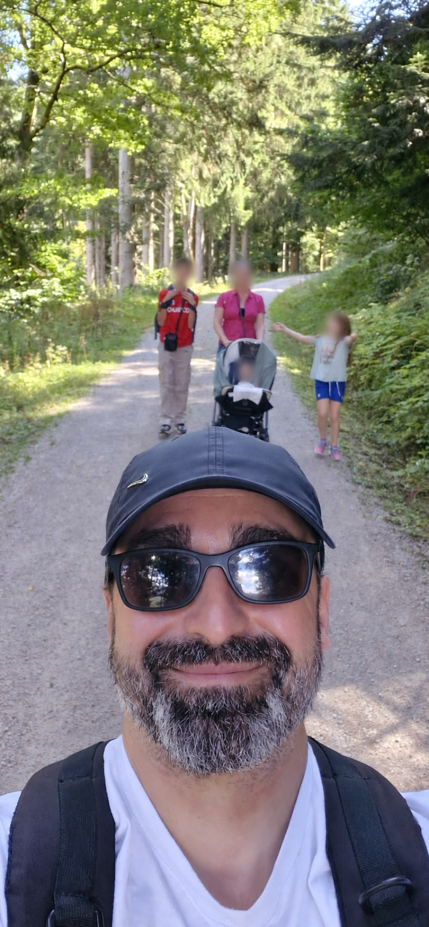 Jochen Kammerer mit seiner Familie beim Wandern, die Gesichter seiner Familie sind unkenntlich gemacht